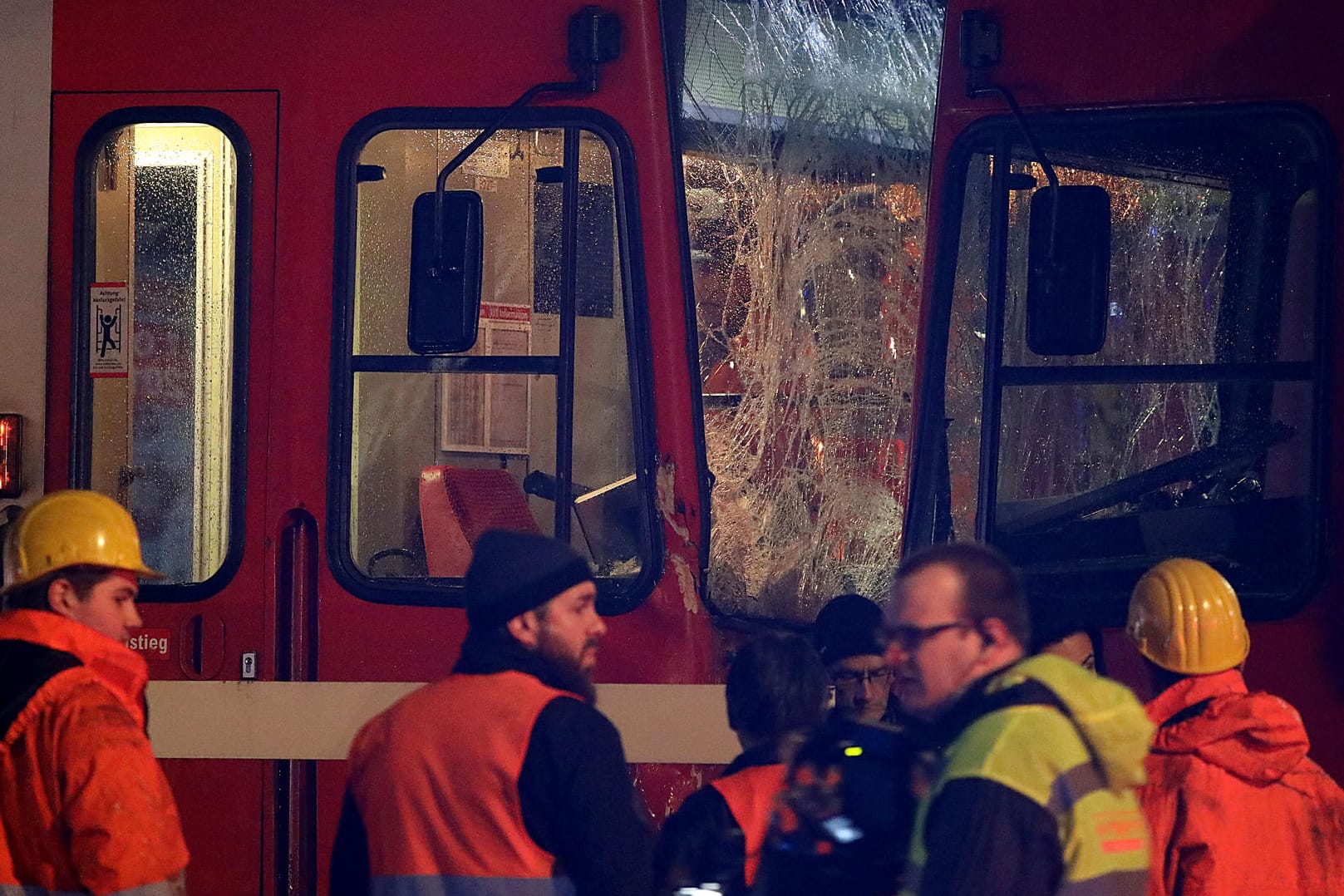 Schwerer Zusammenprall: Rettungskräfte an der Unfallstelle in der Kölner Innenstadt.