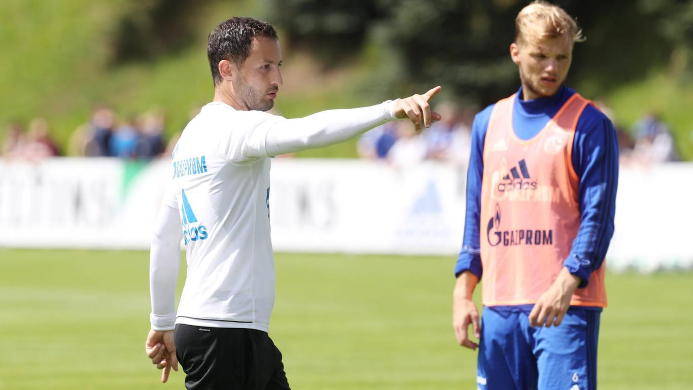 Beeindruckt: Schalke-Trainer Domenico Tedesco (li.) hält Kontakt zum ausgeliehenen Geis.