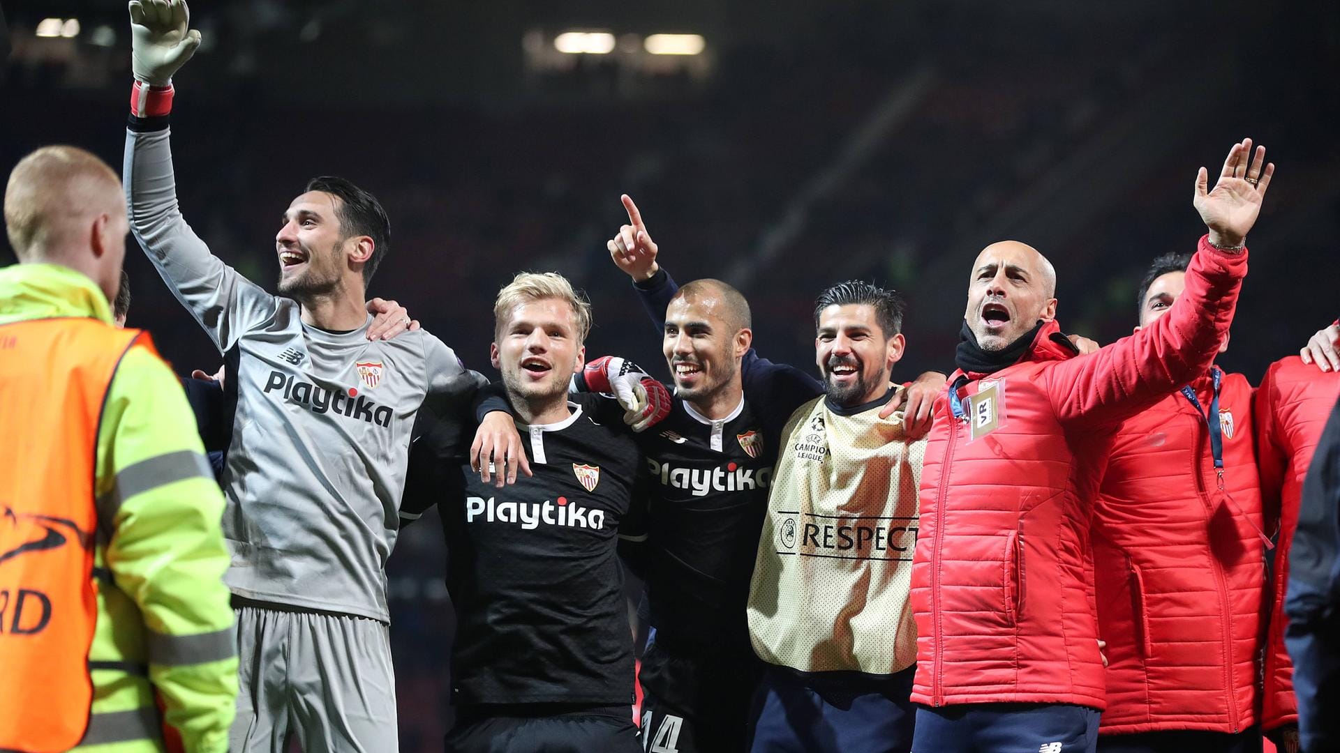 Triumph im Old Trafford: Geis (2. v.li.) mit seinen Teamkollegen nach dem 2:1.