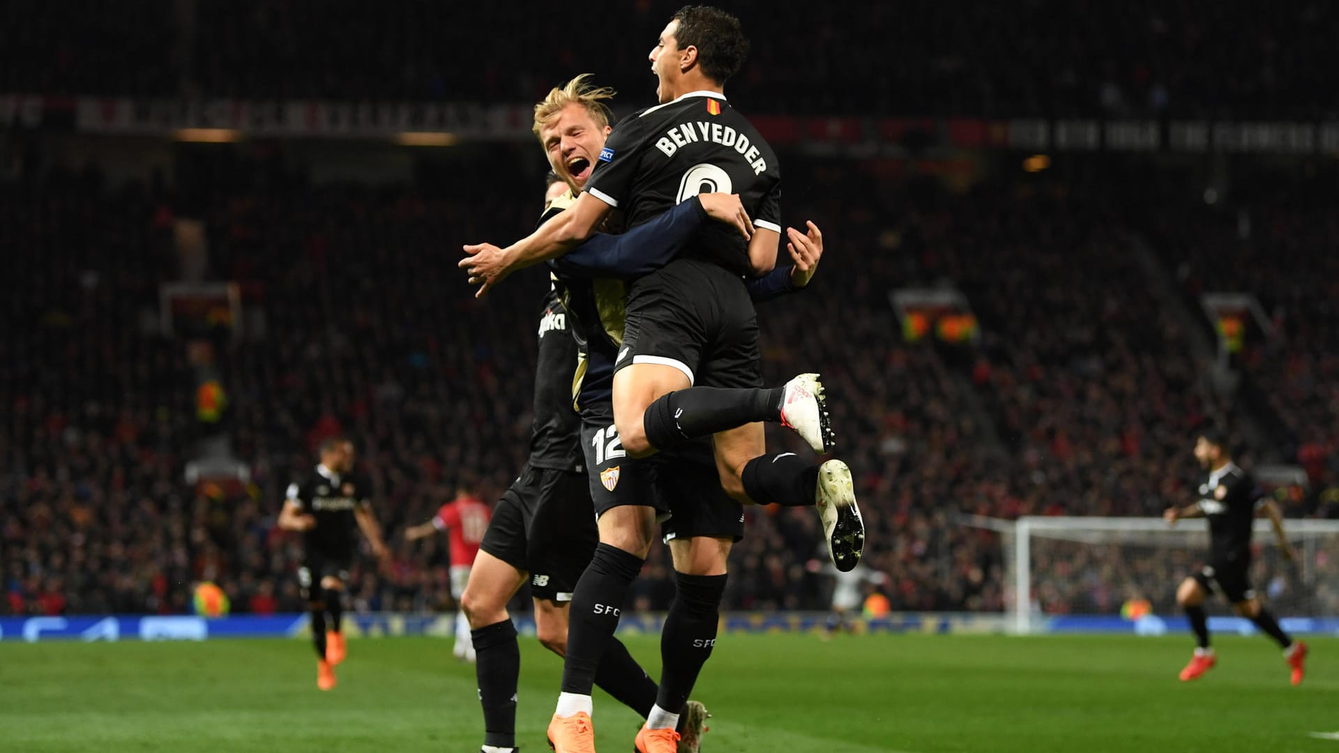 Unfassbarer Moment: Geis (li.) feiert mit Torschütze Wissam Ben Yedder.