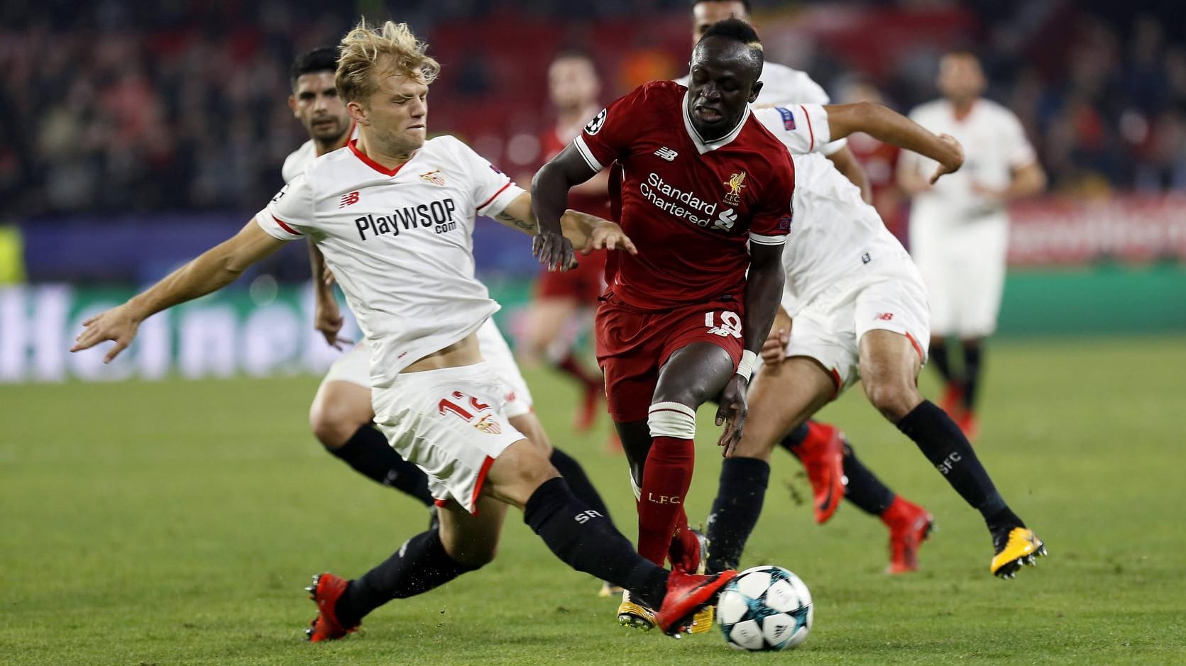 Aufholjagd: Geis (li.) im Zweikampf mit Liverpools Sadio Mané.