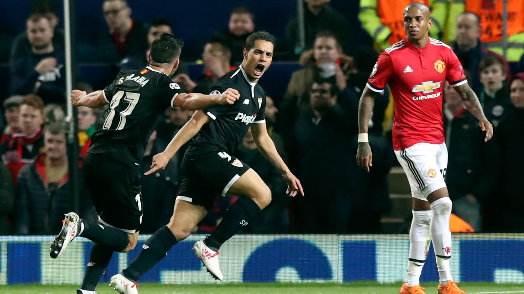 Ben Yedder (m.) feiert mit Teamkollege Sarabia seinen Führungstreffer, Manchesters Young (r.) ist frustriert.