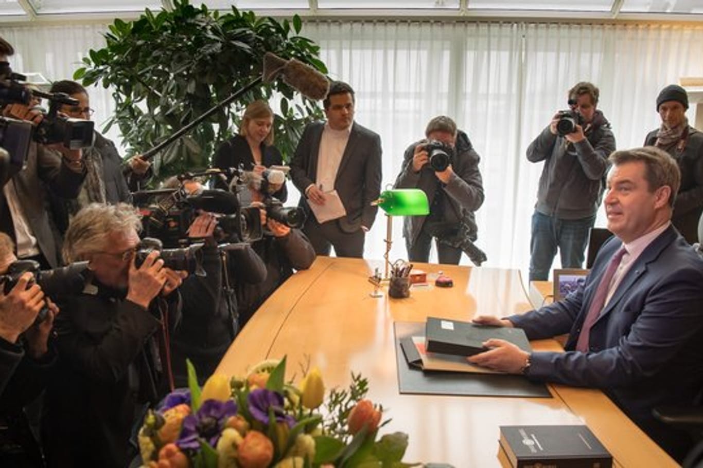 Erster Arbeitstag: Markus Söder (CSU), der neue Ministerpräsident von Bayern, sitzt nach seiner Wahl in der bayerischen Staatskanzlei an seinem neuen Arbeitsplatz.
