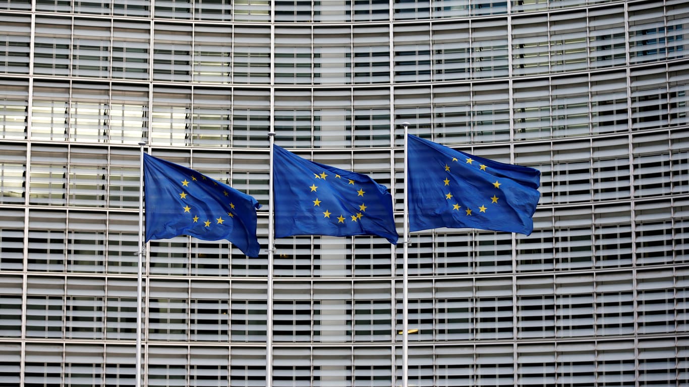 Flaggen der Europäischen Union flattern vor dem Hauptsitz der Europäischen Kommission in Brüssel (Belgien) im Wind: Laut einem Gesetzentwurf plant die EU-Kommission eine Digitalsteuer von drei Prozent.