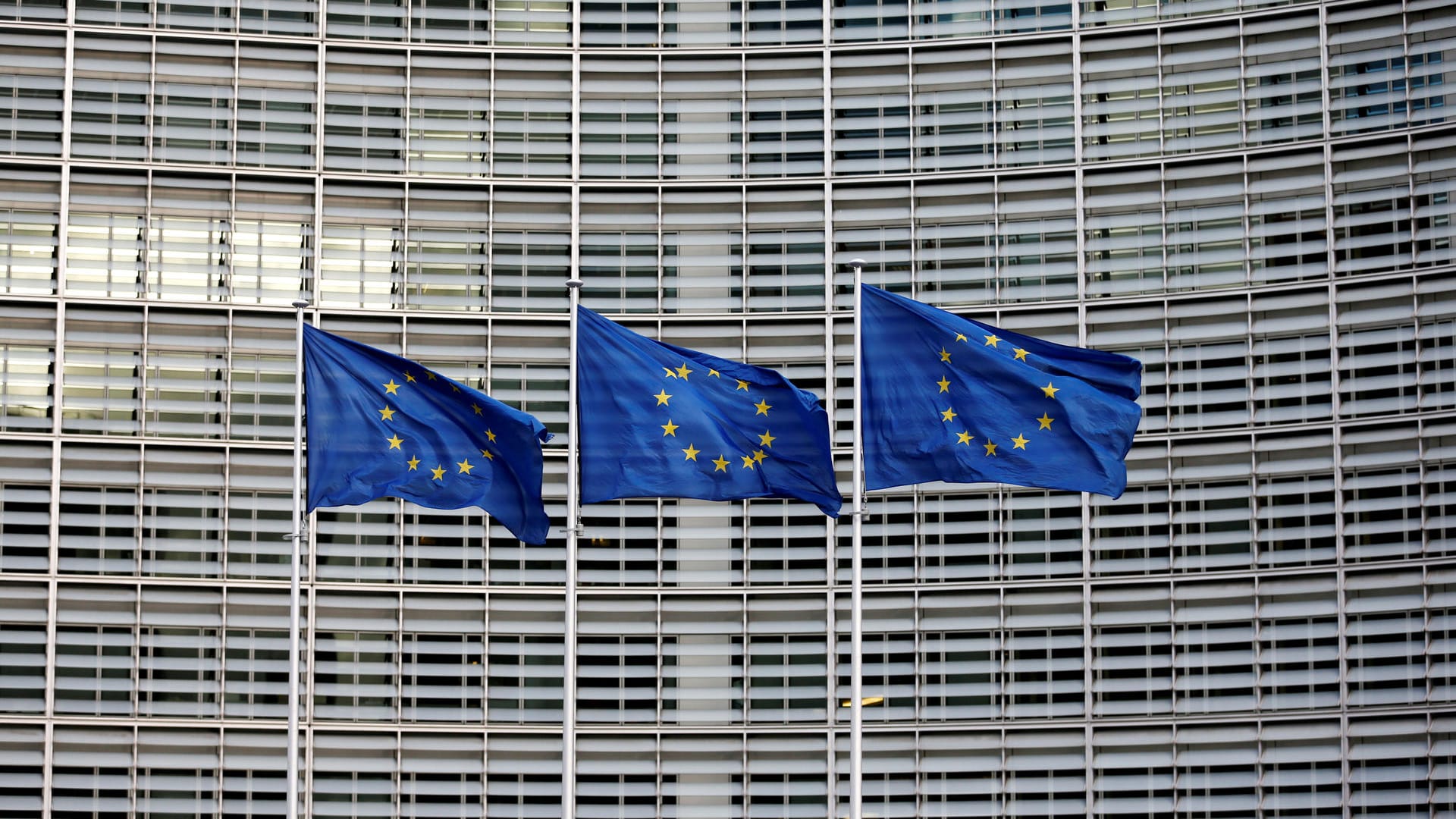 Flaggen der Europäischen Union flattern vor dem Hauptsitz der Europäischen Kommission in Brüssel (Belgien) im Wind: Laut einem Gesetzentwurf plant die EU-Kommission eine Digitalsteuer von drei Prozent. Flaggen der Europäischen Union flattern vor dem Hauptsitz der Europäischen Kommission in Brüssel (Belgien) im Wind: Laut einem Gesetzentwurf plant die EU-Kommission eine Digitalsteuer von drei Prozent.