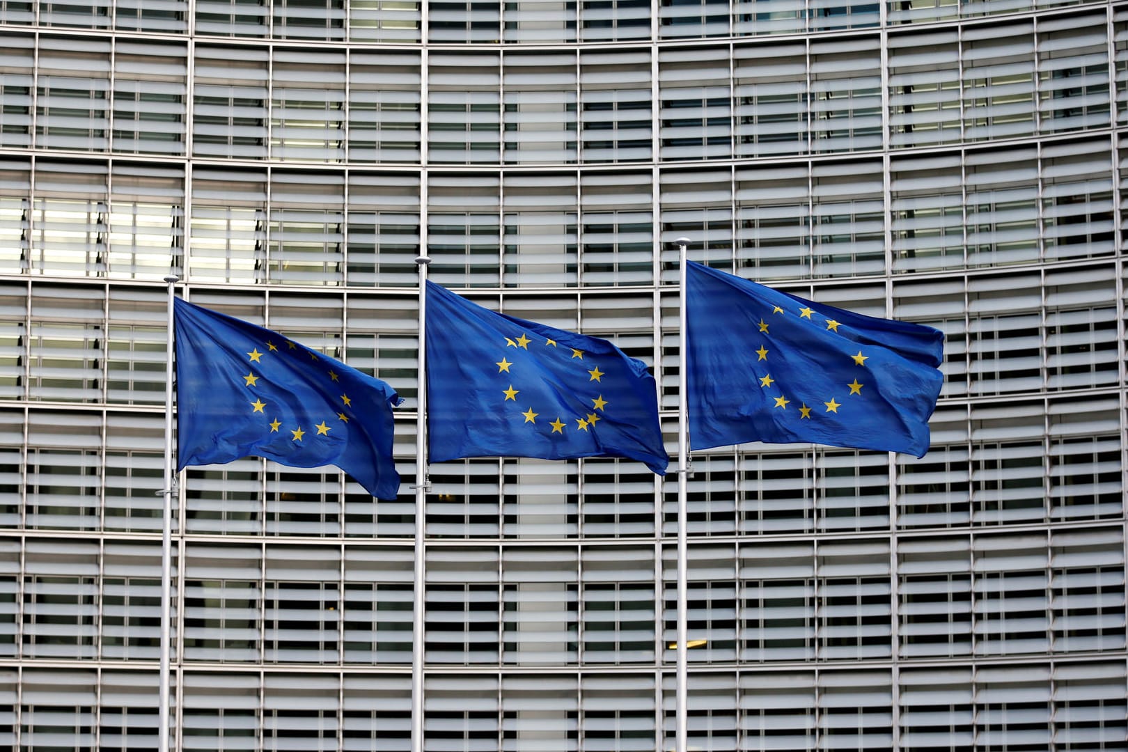 Flaggen der Europäischen Union flattern vor dem Hauptsitz der Europäischen Kommission in Brüssel (Belgien) im Wind: Laut einem Gesetzentwurf plant die EU-Kommission eine Digitalsteuer von drei Prozent. Flaggen der Europäischen Union flattern vor dem Hauptsitz der Europäischen Kommission in Brüssel (Belgien) im Wind: Laut einem Gesetzentwurf plant die EU-Kommission eine Digitalsteuer von drei Prozent.