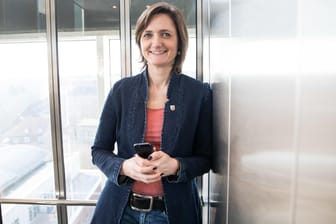 Flensburgs Oberbürgermeisterin Simone Lange macht ernst: Beim Parteitag im April will sie gegen Andrea Nahles um den Posten als SPD-Chefin antreten.