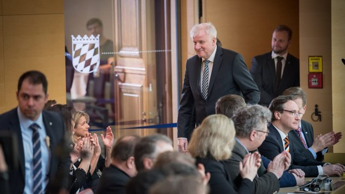 Horst Seehofer (CSU) verlässt kurz nach der Wahl Söders zum neuen bayerischen Ministerpräsidenten den Plenarsaal im bayerischen Landtag.