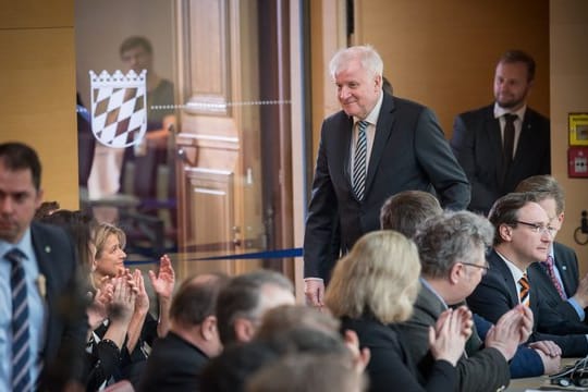 Horst Seehofer (CSU) verlässt kurz nach der Wahl Söders zum neuen bayerischen Ministerpräsidenten den Plenarsaal im bayerischen Landtag.