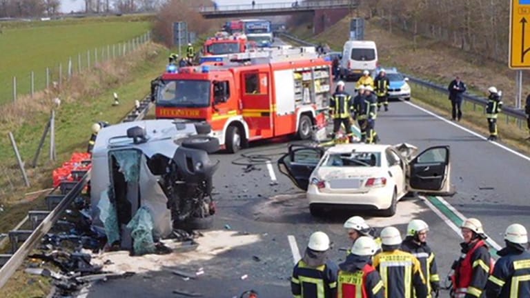 Feuerwehrleute stehen neben zwei verunglückten Autos in Gronau (Nordrhein-Westfalen): Bei dem Zusammenstoß eines voll besetzten Taxis mit einem Kleintransporter sind im Münsterland zwei Menschen gestorben.