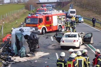 Feuerwehrleute stehen neben zwei verunglückten Autos in Gronau (Nordrhein-Westfalen): Bei dem Zusammenstoß eines voll besetzten Taxis mit einem Kleintransporter sind im Münsterland zwei Menschen gestorben.