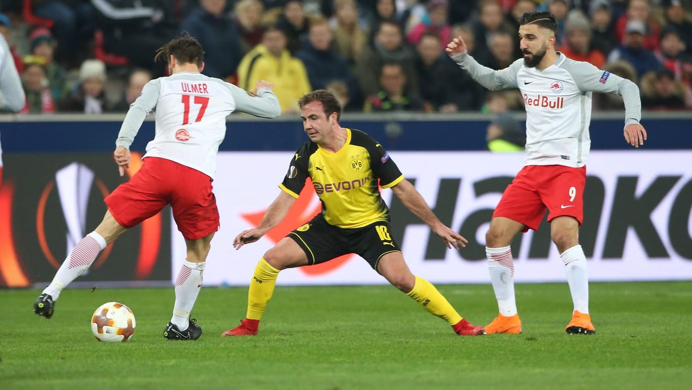Mario Götze zwischen zwei Salzburgern: Der BVB-Star musste im Achtelfinal-Rückspiel der Europa League bereits zur Pause raus.