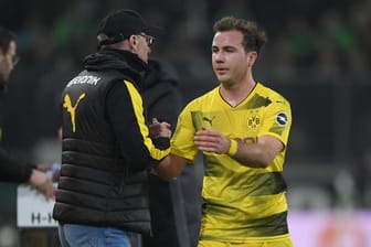 Peter Stöger (l.) und Mario Götze: Der BVB-Coach war mit der Leistung des Nationalspielers gegen Salzburg nicht einverstanden.