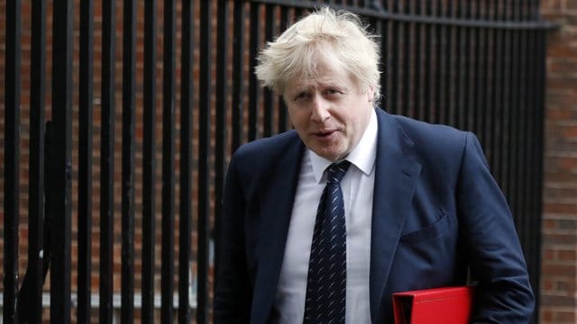 Der britische Außenminister Boris Johnson sagte, die Entscheidung für die Tat sei "höchstwahrscheinlich" von Putin selbst gekommen. Der britische Außenminister Boris Johnson sagte, die Entscheidung für die Tat sei "höchstwahrscheinlich" von Putin selbst gekommen.