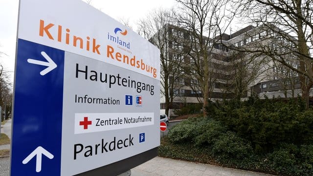 Wegen der hohen Patientenauslastung und vieler kranker Mitarbeiter nehmen einige Kliniken nur noch absolute Notfälle auf. Wegen der hohen Patientenauslastung und vieler kranker Mitarbeiter nehmen einige Kliniken nur noch absolute Notfälle auf.