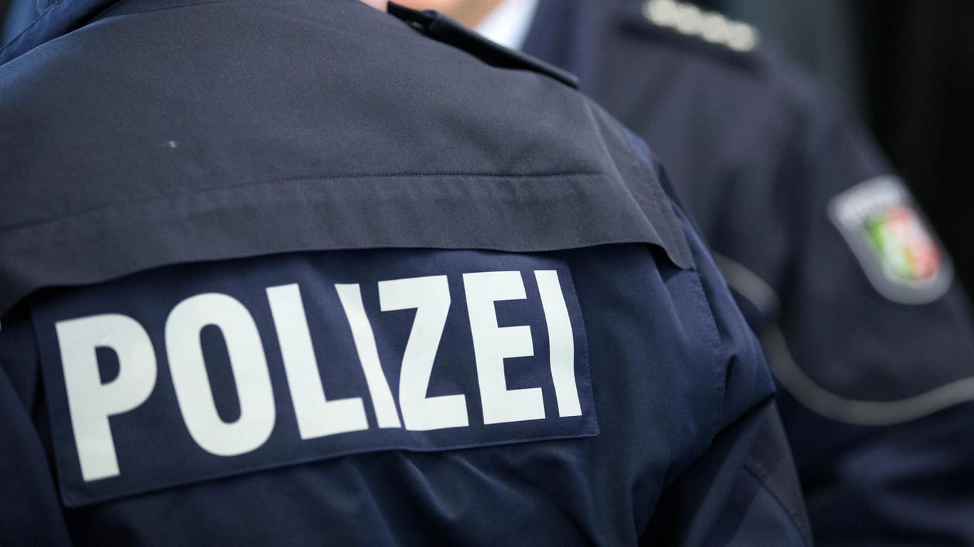 Zwei Polizisten stehen nebeneinander: Nach fast 50 Jahren möchte die Polizei einen mutmaßlichen Mordfall in Niedersachsen lösen. (Symbolbild)