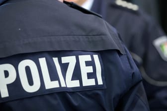 Zwei Polizisten stehen nebeneinander: Nach fast 50 Jahren möchte die Polizei einen mutmaßlichen Mordfall in Niedersachsen lösen. (Symbolbild)