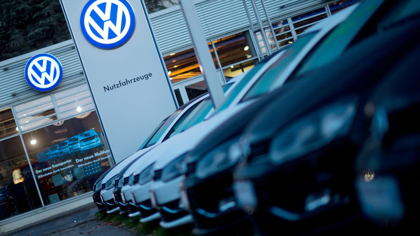 Neuwagen vor einem VW-Autohaus: Ein Händler muss nun ein manipuliertes Dieselauto gegen ein neues Auto tauschen