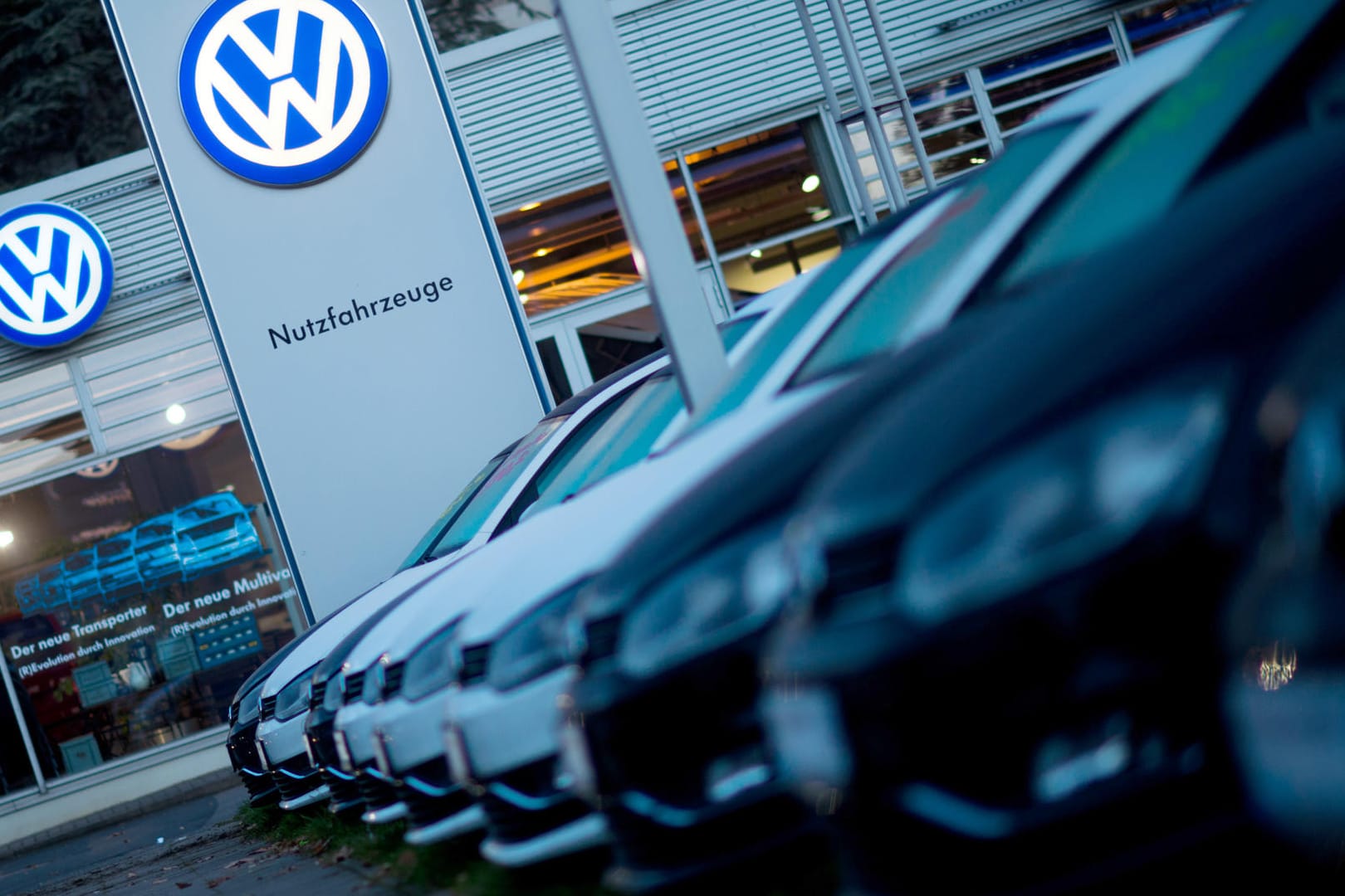 Neuwagen vor einem VW-Autohaus: Ein Händler muss nun ein manipuliertes Dieselauto gegen ein neues Auto tauschen