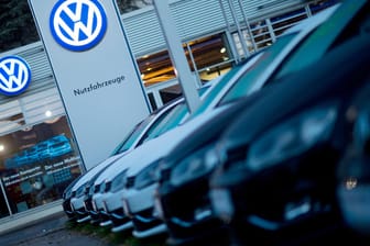 Neuwagen vor einem VW-Autohaus: Ein Händler muss nun ein manipuliertes Dieselauto gegen ein neues Auto tauschen