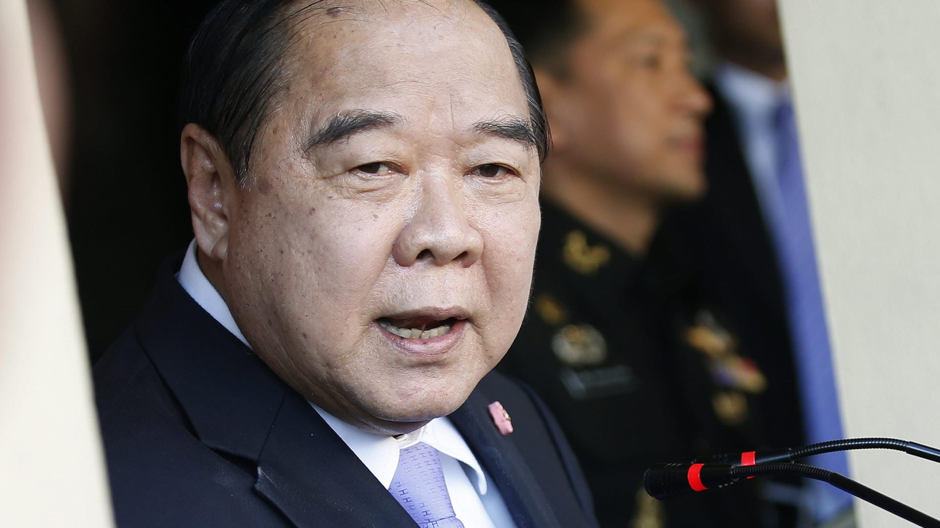Der thailändische Vize-Regierungschef und Verteidigungsminister Prawit Wongsuwan spricht in Bangkok: Prawit Wongsuwan und sein malaysischer Kollege Dato Seri Hishammuddin Tun Hussein haben sich auf den Bau einer Mauer an einem Stück der thailändisch-malaysischen Grenze geeinigt. (Archivbild) Der thailändische Vize-Regierungschef und Verteidigungsminister Prawit Wongsuwan spricht in Bangkok: Prawit Wongsuwan und sein malaysischer Kollege Dato Seri Hishammuddin Tun Hussein haben sich auf den Bau einer Mauer an einem Stück der thailändisch-malaysischen Grenze geeinigt. (Archivbild)