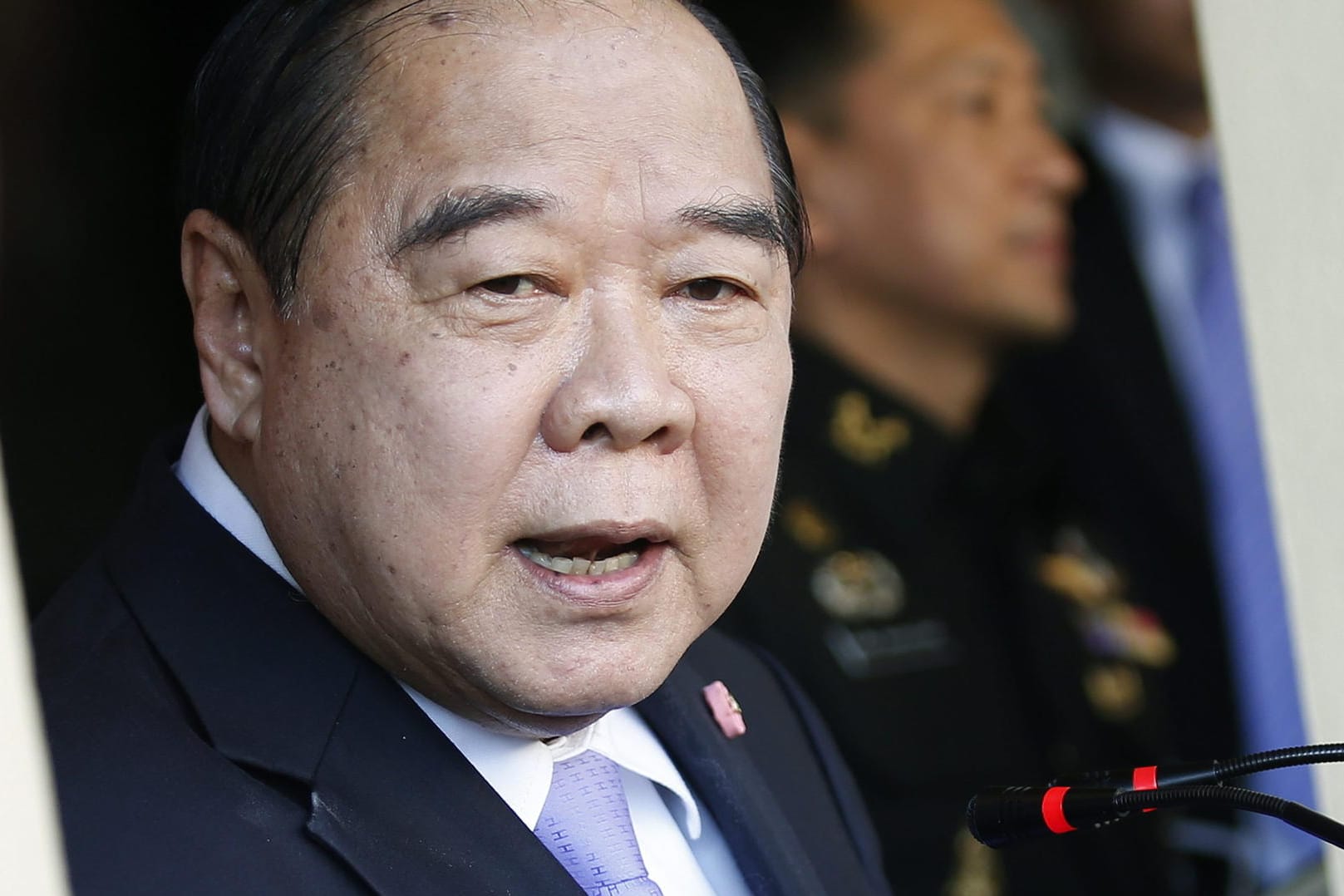 Der thailändische Vize-Regierungschef und Verteidigungsminister Prawit Wongsuwan spricht in Bangkok: Prawit Wongsuwan und sein malaysischer Kollege Dato Seri Hishammuddin Tun Hussein haben sich auf den Bau einer Mauer an einem Stück der thailändisch-malaysischen Grenze geeinigt. (Archivbild)