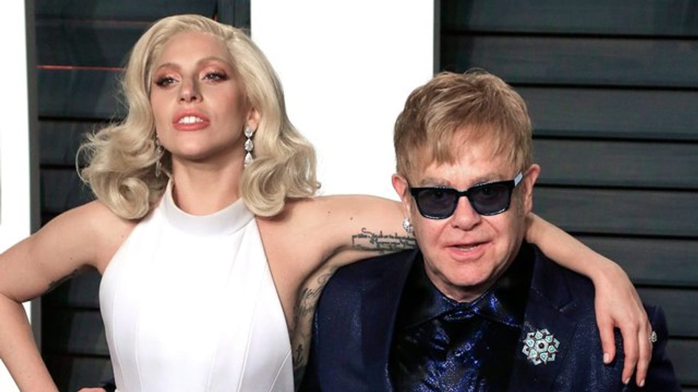 Lady Gaga interpretiert den Hit "Your Song" von Elton John.