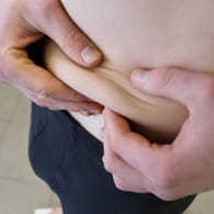 Mann mit Bauchspeck: Das geringste Risiko für Herz-Kreislauferkrankungen haben Menschen mit einem Körper-Masse-Index (BMI) zwischen 22 und 23.
