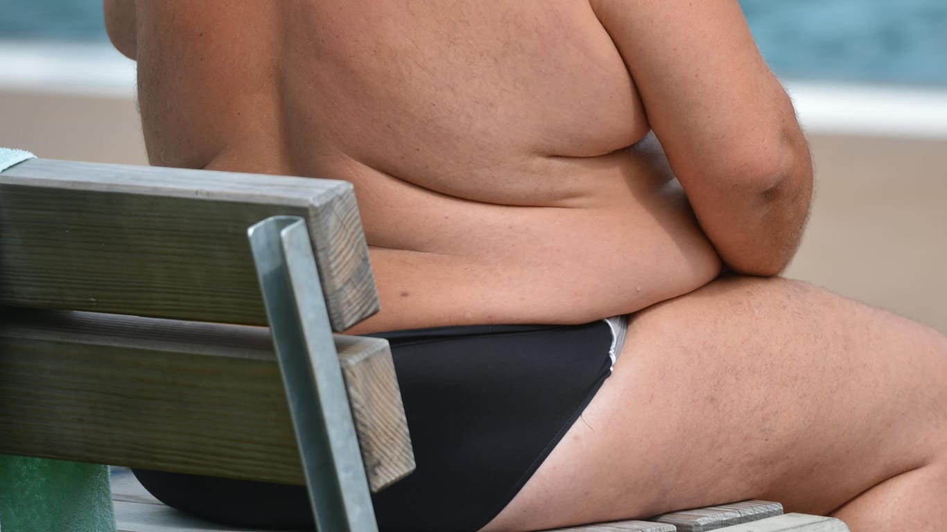 Übergewichtiger Mensch im Freibad: Das geringste Risiko fanden die Forscher bei Frauen mit einem Taillenumfang von 74 Zentimetern, bei Männern mit 83 Zentimetern.