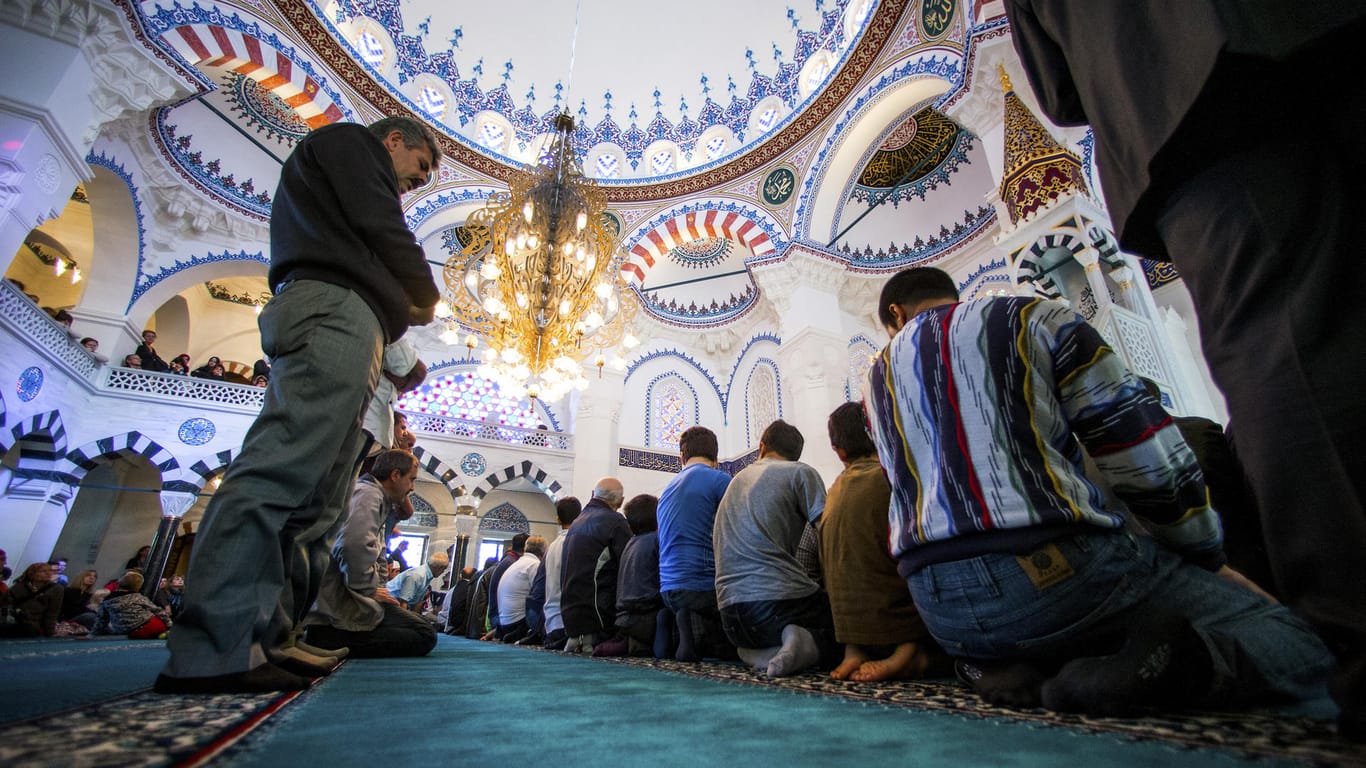 Muslime in einer Moschee in Berlin: Innenminister Horst Seehofer stellt eine Forderung an die Gläubigen.