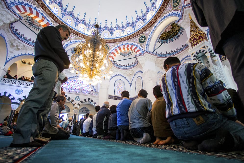 Muslime in einer Moschee in Berlin: Innenminister Horst Seehofer stellt eine Forderung an die Gläubigen.