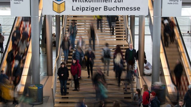 Viel Andrang auch am zweiten Tag zur Leipziger Buchmesse.