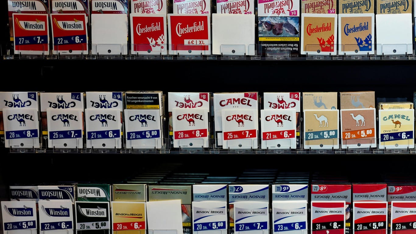 31 Zigarettenpackungen in einem Tabak-Laden. So viele Packungen bekommen Mitarbeiter in der Tabakindustrie jeden Monat gratis und steuerfrei.