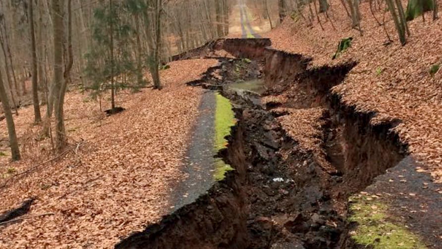 Wo früher ein Waldweg war, befindet sich jetzt eine rund 35 Meter lange und 2,5 Meter tiefe Spalte im Boden. Wo früher ein Waldweg war, befindet sich jetzt eine rund 35 Meter lange und 2,5 Meter tiefe Spalte im Boden.