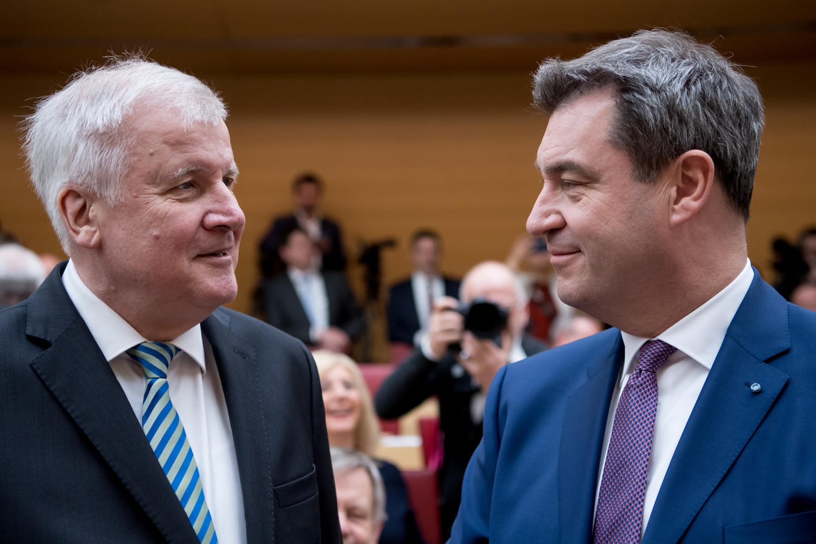 Markus Söder (r, CSU) und Horst Seehofer (l, CSU): Bayerns mächtigste Politiker bleiben aufeinander angewiesen.