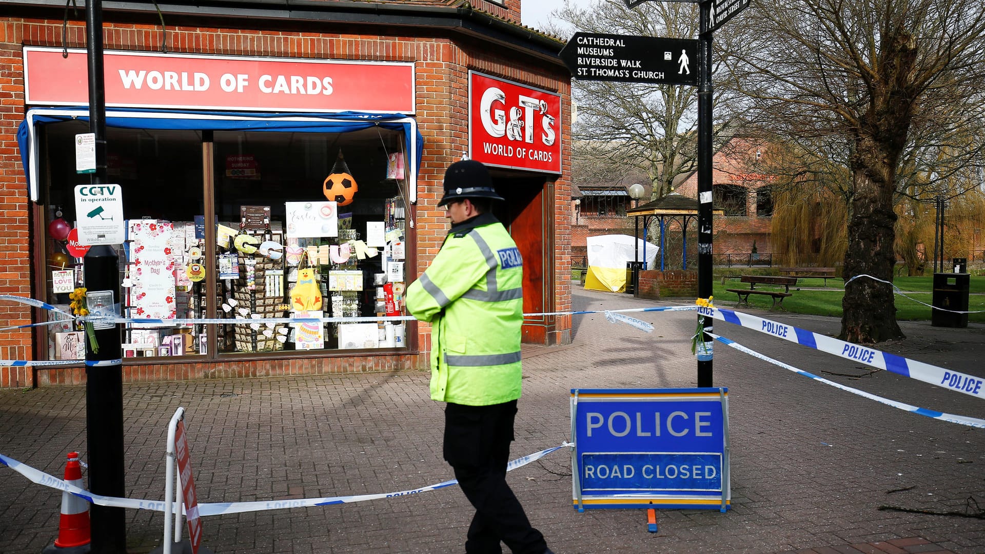 Ein Polizist sichert die Stelle, an der Sergei Skripal und seine Tochter aufgefunden wurden.