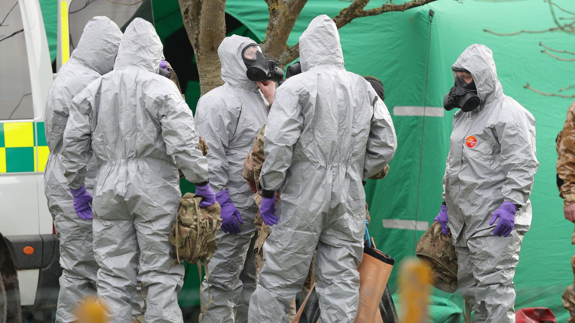 Soldaten tragen Schutzanzüge während der Ermittlungen zur Vergiftung des Ex-Agenten Skripal und dessen Tochter.