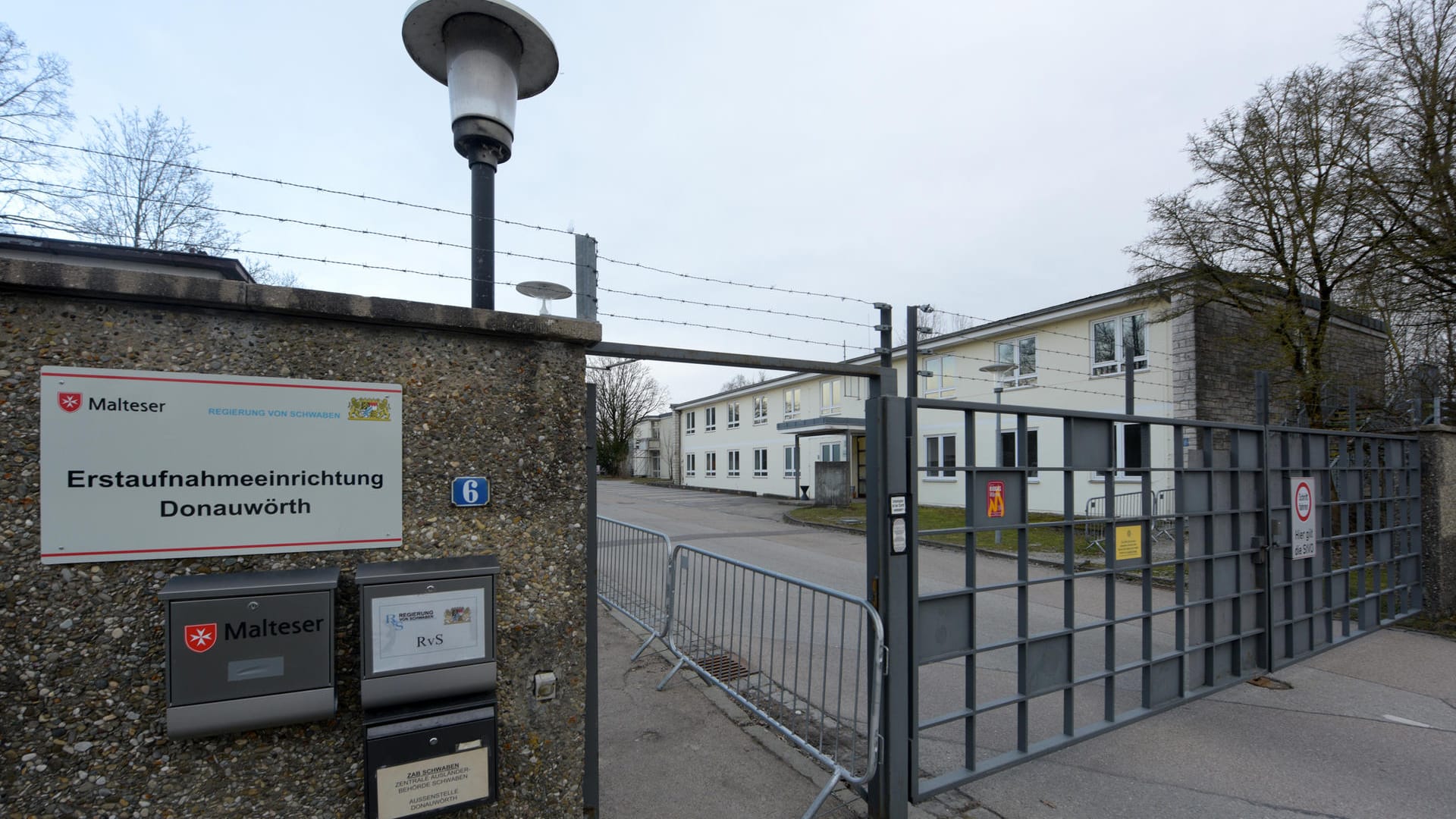 Asylunterkunft Donauwörth: Hier widersetzten sich 32 Asylbewerber der Abschiebung eines Mannes aus Gambia. Asylunterkunft Donauwörth: Hier widersetzten sich 32 Asylbewerber der Abschiebung eines Mannes aus Gambia.