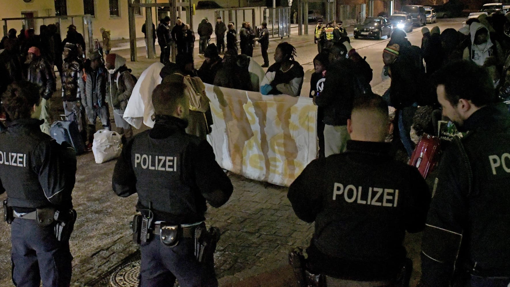 Flüchtlingsprotest Donauwörth: Mehr als hundert abgelehnte Asylbewerber demonstrieren Anfang Februar vor dem Bahnhof.