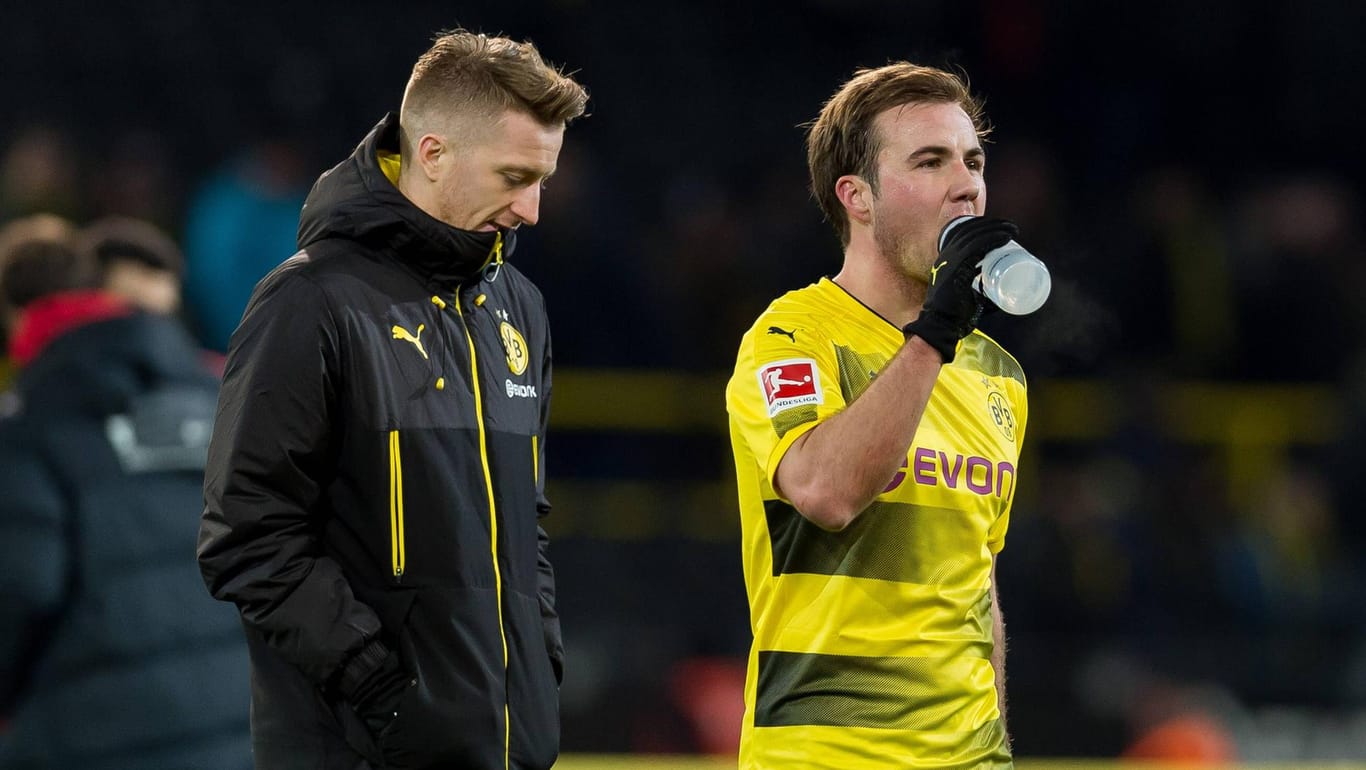 Marco Reus (l.) und Mario Götze im Dortmund-Trikot: Bundestrainer Jogi Löw verzichtet vorerst auf beide BVB-Stars.