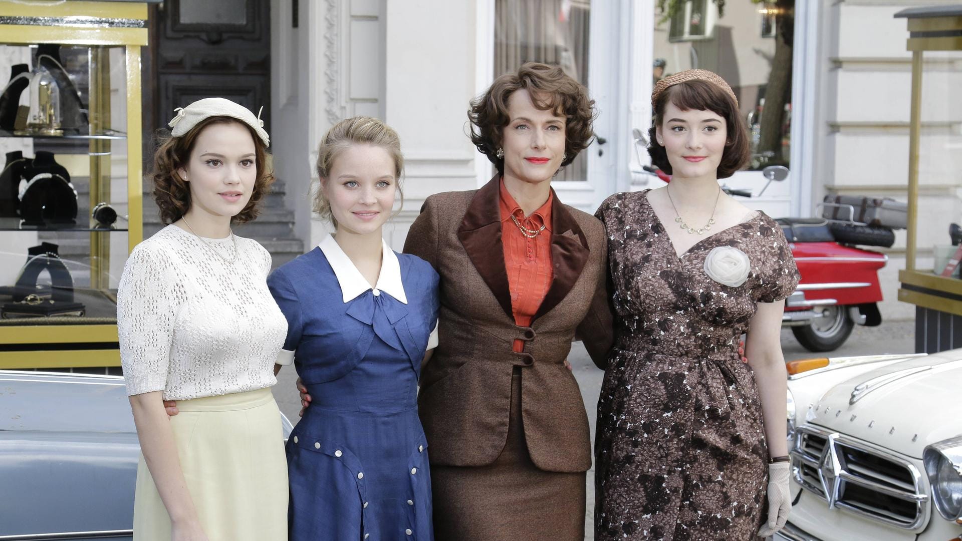 Müssen sich in einer Männerwelt behaupten: die Schwestern Monika, Helga und Eva (Sonja Gerhardt, Maria Ehrich, Emilia Schüle) mit Mama Schöllack (Claudia Michelsen).