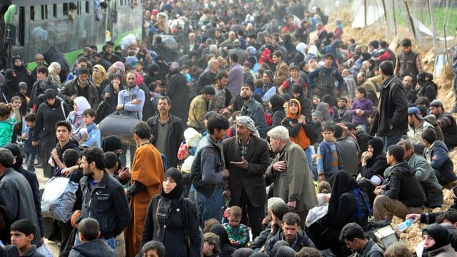 Menschen verlassen den Ort Hamouriyeh in der belagerten Enklave Ost-Ghuta bei Damaskus. Menschen verlassen den Ort Hamouriyeh in der belagerten Enklave Ost-Ghuta bei Damaskus.