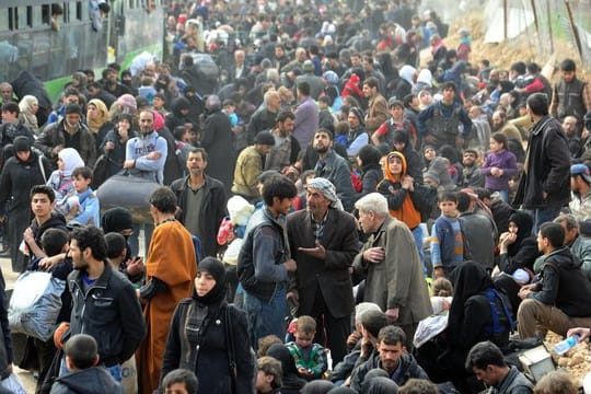 Menschen verlassen den Ort Hamouriyeh in der belagerten Enklave Ost-Ghuta bei Damaskus.