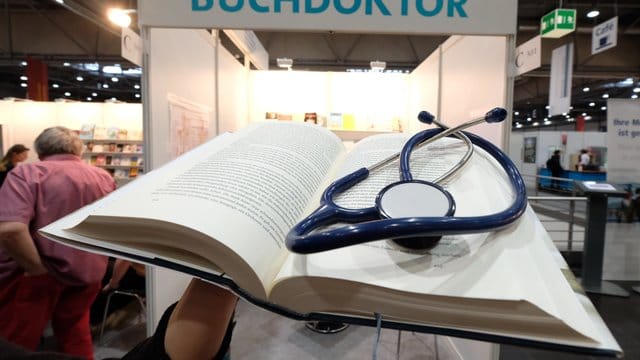 Der Buchdoktor hat den Weg auf die Messe gefunden.