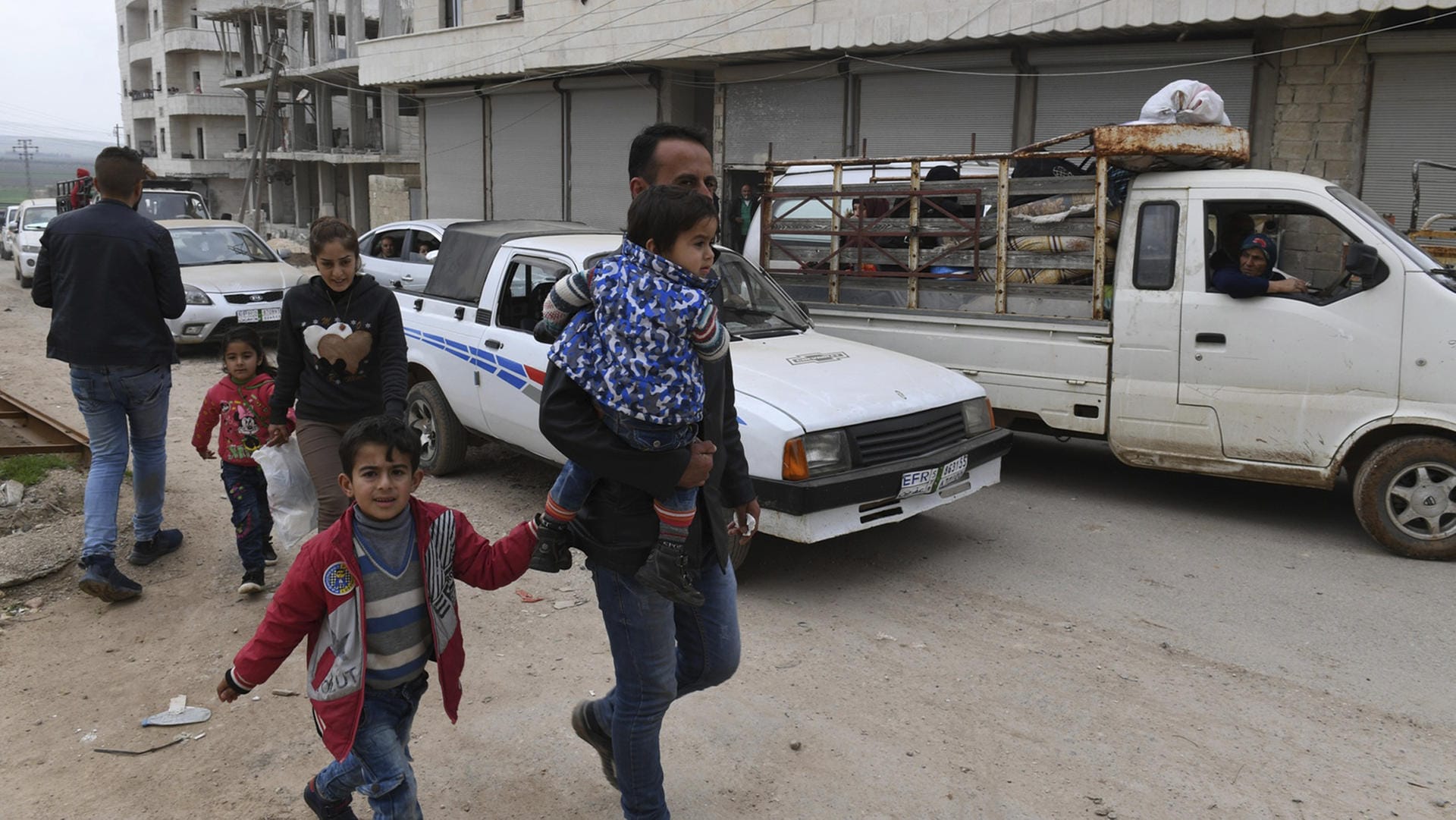 Kurdische Flüchtlinge in Afrin: Durch die türkische Operation "Olivenzweig" sind in der syrischen Provinz immer mehr Menschen auf der Flucht. Kurdische Flüchtlinge in Afrin: Durch die türkische Operation "Olivenzweig" sind in der syrischen Provinz immer mehr Menschen auf der Flucht.