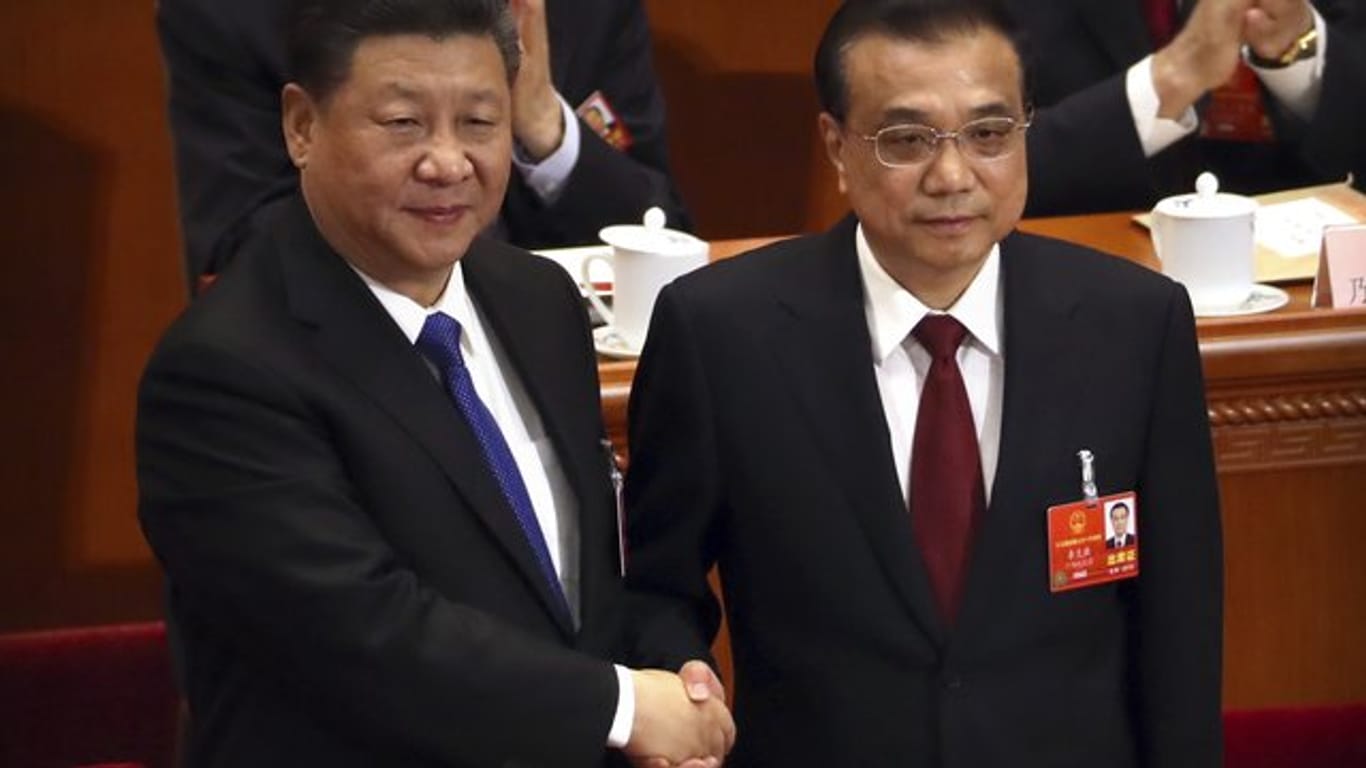 Präsident Xi Jinping gratuliert Li Keqiang zu seiner Wiederwahl als Premierminister von China.