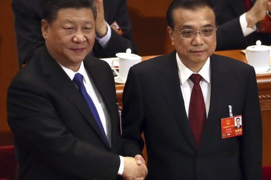 Präsident Xi Jinping gratuliert Li Keqiang zu seiner Wiederwahl als Premierminister von China.