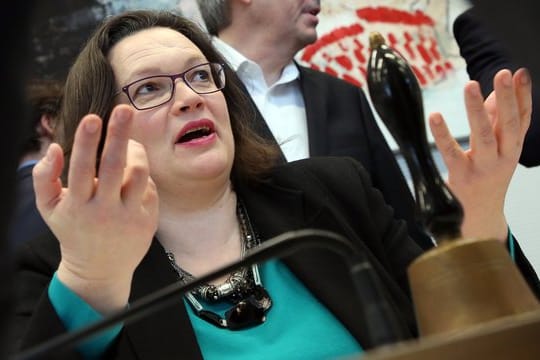 "Das ist eine acht Jahre alte Debatte, die innerhalb der Union immer noch geführt wird, aber niemanden weiterbringt", sagte Bundestagsfraktionschefin Andrea Nahles.