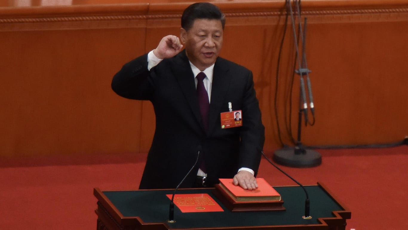 Der chinesische Präsident Xi Jinping schwört auf die Verfassung: Chinas Präsident im Amt bestätigt.