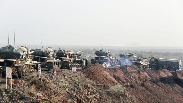 Panzer der türkischen Armee vor dem syrischen Afrin. Panzer der türkischen Armee vor dem syrischen Afrin.